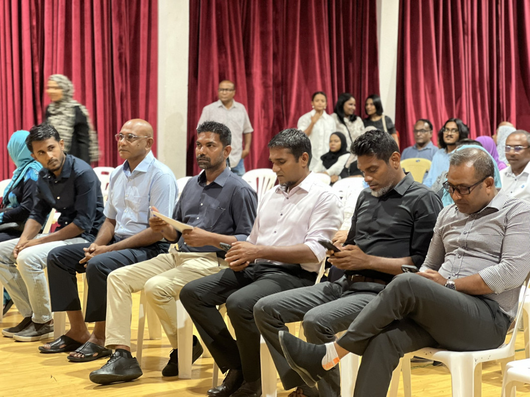 ޑިމޮކްރެޓްސްގެ ބައެއް މެންބަރުންތަކެއް، ޤައުމީ މަޖިލީހުގެ ޖަލްސާއެއްގައި