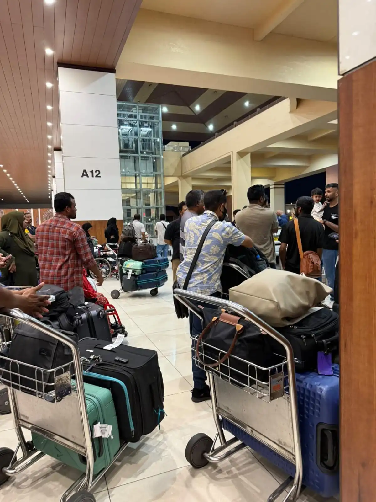 ކޮޗިންއިން ރާއްޖެއަށް އަންނަން އޮތް މޯލްޑިވިއަންގެ ފްލައިޓެއް ކެންސަލްވެ، ގިނަ އަދަދެއްގެ ދިވެހިން އެއާޕޯޓުގައި މަޑުކޮށްގެން