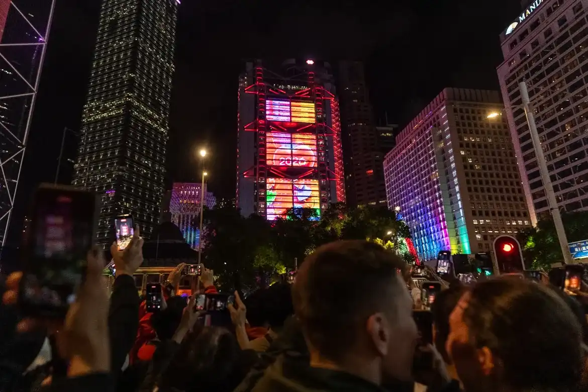 2026 ވަނަ އަހަރު ފެށުމުގެ އުފާ ފާހަގަކުރުމުގެ ގޮތުން، ހޮންގްކޮންގްގެ މަރުކަޒީ ސަރަހައްދުގައި ބޭއްވި 'ކައުންޓްޑައުން' ހަރަކާތުގައި ގިނަ ބަޔަކު ބައިވެރިވަނީ - ފޮޓޯ: އޭޕީ