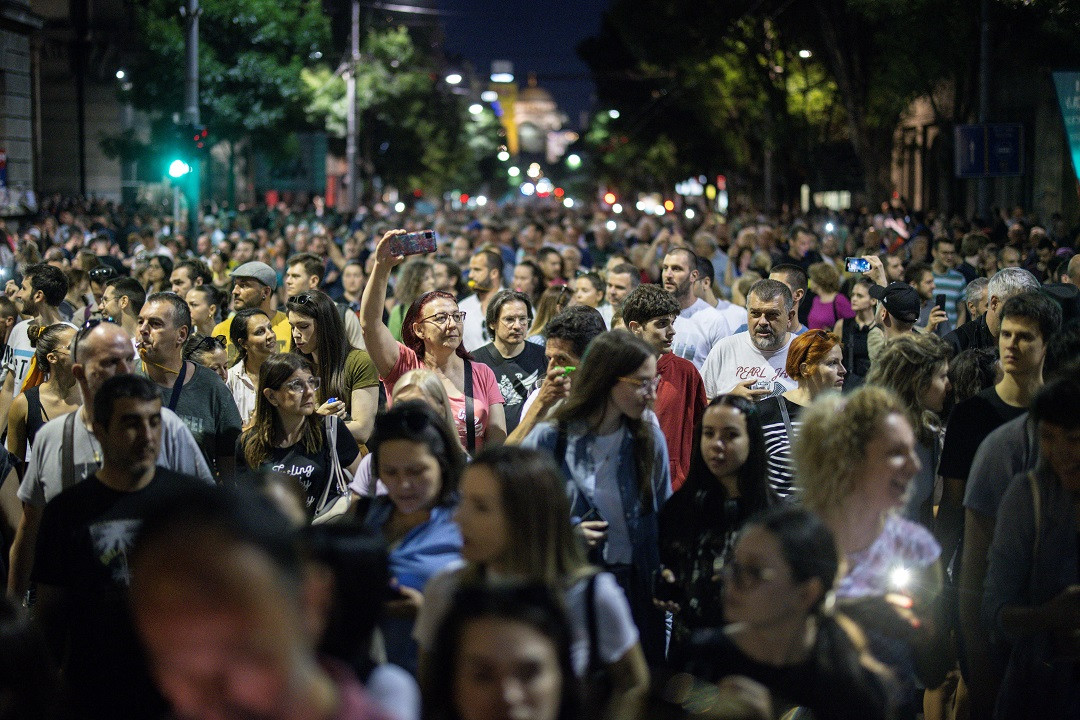 ސަރބިއާގެ އެތައް ހާސް ބަޔަކު އެގައުމުގެ ސަރުކާރާ ދެކޮޅަށް މުޒާހަރާކުރަން މަގުތައް މައްޗަށް ނުކުމެ