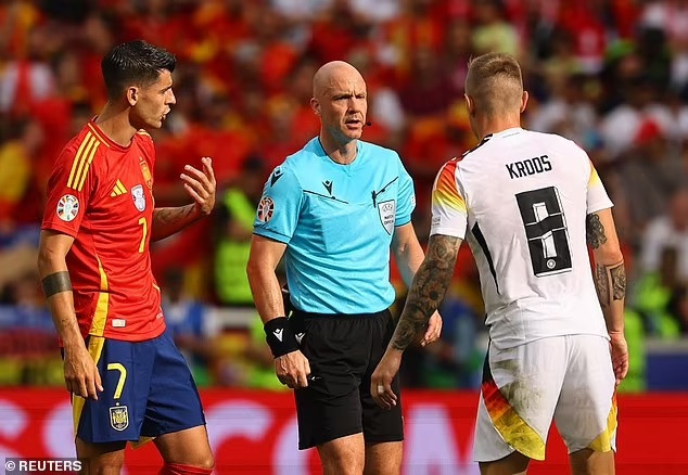 ރެފްރީ އެންތަނީ ޓެއިލާ (މ) ޖަރުމަނު އަދި ސްޕޭން މެޗަށް އިންސާފު ކުރަނީ