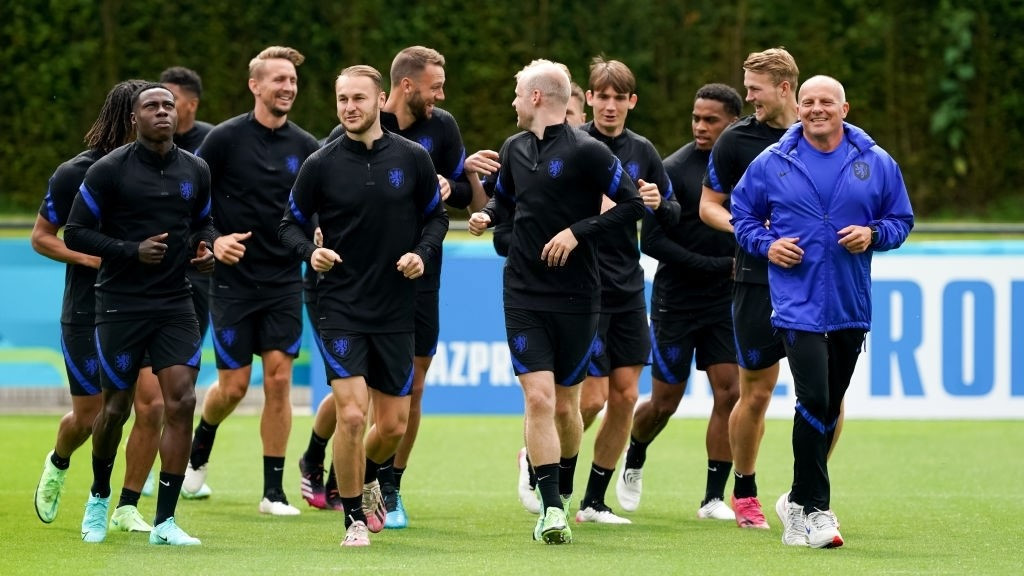 ޔޫކްރޭން މެޗުގެ ކުރިން ނެދަލެންޑްސްއިން ކުރިއަށްގެންދިޔަ ތަމްރީނުތަކުގެ ތެރެއިން