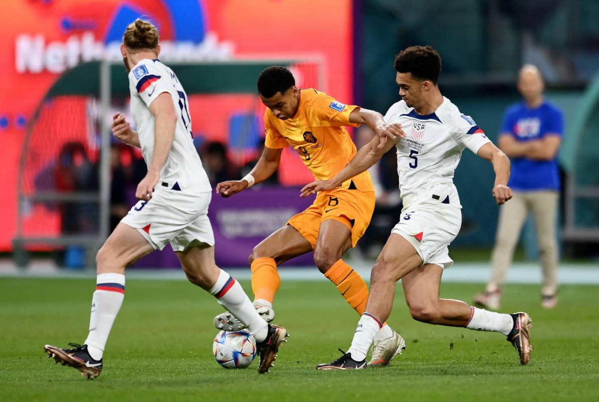 އެމެރިކާ އަދި ނެދަލެންޑްސް ކުޅުނު މެޗުގެ ތެރެއިން - ފޮޓޯ: ރޮއިޓާސް