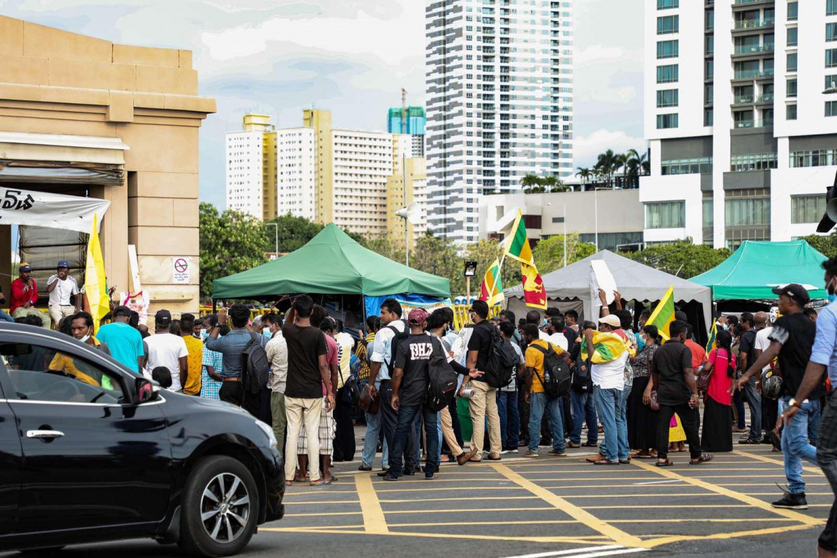 ސްރީލަންކާގެ އިގުތިސާދީ ހާލަތު ގޯސްވެ ކުރިމަތިވެފައިވާ ގޮންޖެހުންތަކާ ގުޅިގެން ކުރަމުންދާ މުޒާހަރާ - އެ ގައުމަށް މިހާރު ދިމާވެފައިވާ ހާލަތުން އަރައިގަނެވެންދެން ކެތްތެރިވާން ޖެހޭކަމަށް ބޮޑުވަޒީރު މަހިންދަ ވަނީ ވިދާޅުވެފައި - ފޮޓޯ: ރާއްޖެއެމްވީ 