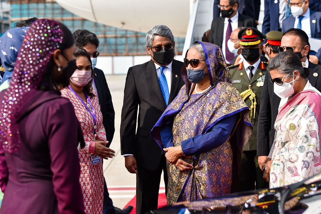 ރައީސުލްޖުމްހޫރިއްޔާ އިބްރާހީމް މުޙައްމަދު ޞާލިޙްގެ ދަޢުވަތަކަށް ބަންގްލަދޭޝްގެ ބޮޑުވަޒީރު ޝައިޚް ޙަސީނާ ރާއްޖެ ވަޑައިގެންނެވުން - ޝައިޚް ޙަސީނާގެ މި ދަތުރުފުޅަކީ ރައީސުލްޖުމްހޫރިއްޔާ ވެރިކަމާ ހަވާލުވެވަޑައިގެންނެވި ފަހުން އެކަމަނާ ރާއްޖެއަށް ކުރައްވާ ފުރަތަމަ ދަތުރުފުޅު - ފޮޓޯ: ރައީސް އޮފީސް 