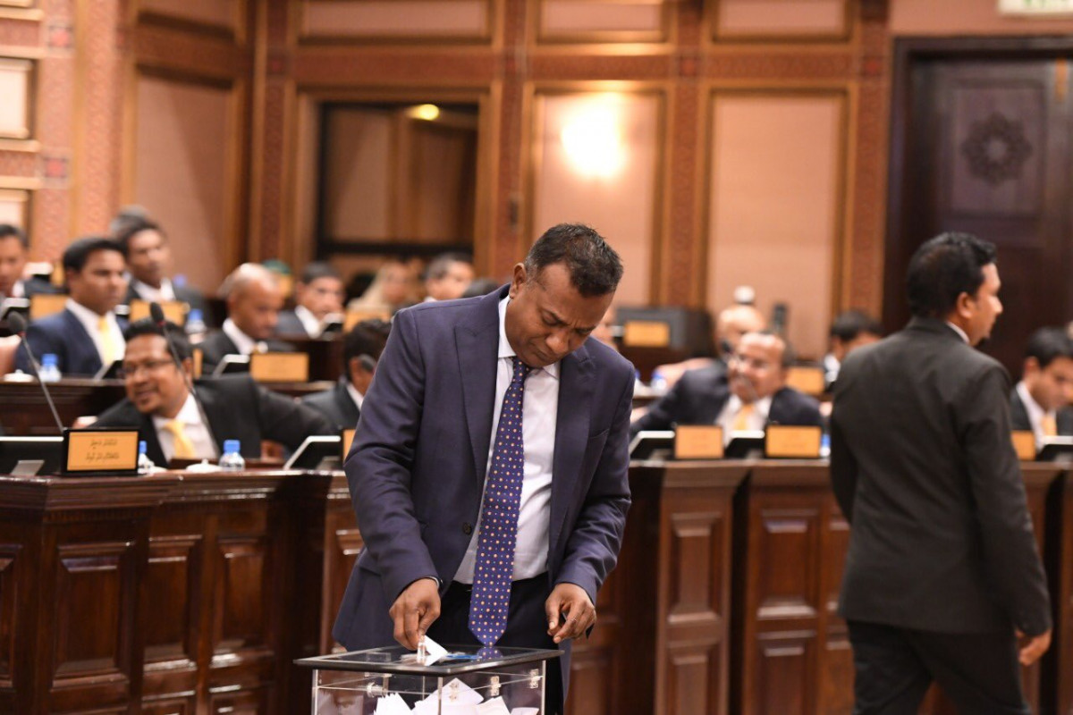 މެއި 28، 2019: ނަވާރަ ވަނަ މަޖިލީހުގެ ރައީސާއި ނައިބްރައީސް ހޮއްވެވުމަށް ބޭއްވި ޖަލްސާގައި ކާށިދޫ ދާއިރާގެ މެމްބަރު އަބްދުﷲ ޖާބިރު