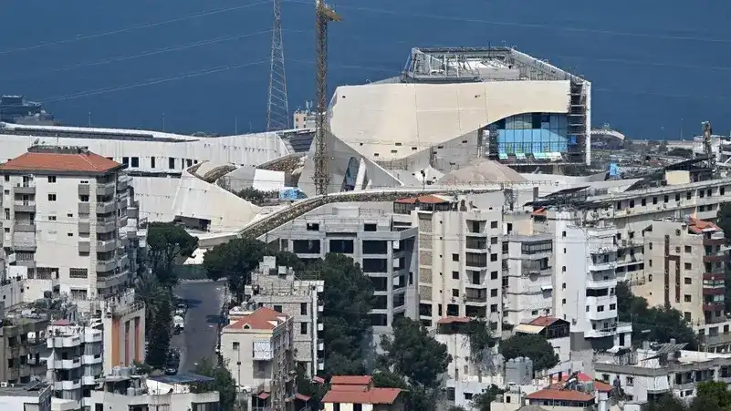 މި ފޮޓޯއިން ފެންނަނީ ބެއިރޫތުގެ އިރުމަތީގައި އޮންނަ އައުކާރުގައި ހުންނަ އެމެރިކާގެ އެމްބަސީ އިމާރާތް.