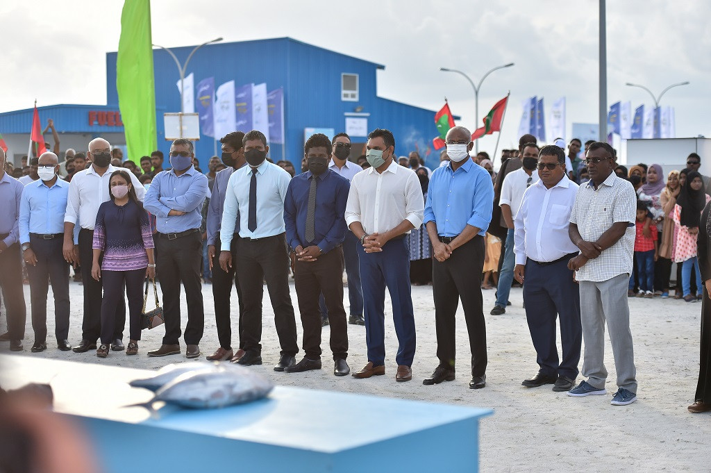 41 ވަނަ ޤައުމީ މަސްވެރިންގެ ދުވަސް ފާހަގަކުރުމަށް ކ. ގާފަރުގައި ދެ ޖިންސުގެ މީހުންނަށް އަމާޒުކޮށްގެން ބޭއްވި މަސްކެނޑުމުގެ މުބާރާތުގައި އަންހެނުން މަސްކަނޑަނީ - މަސްވެރިންގެ ދުވަހުގެ ޙަރަކާތްތަކުގައި ބައިވެރިވެވަޑައިގެންނެވުމަށް ކ. ގާފަރަށް ރައީސް ކުރެއްވި ދަތުރުފުޅުގައި ބައެއް މަސްވެރިންނާ ބައްދަލުކުރައްވައި އެމީހުންގެ ޝަކުވާތައް އަޑުއައްސަވައި މަސްވެރިކަމުގެ ކުރިމަގާ ގުޅޭގޮތުން ފުޅާ ދާއިރާއެއްގައި ވަނީ މަޝްވަރާކުރައްވާފައި - ފޮޓޯ: ރައީސް އޮފީސް