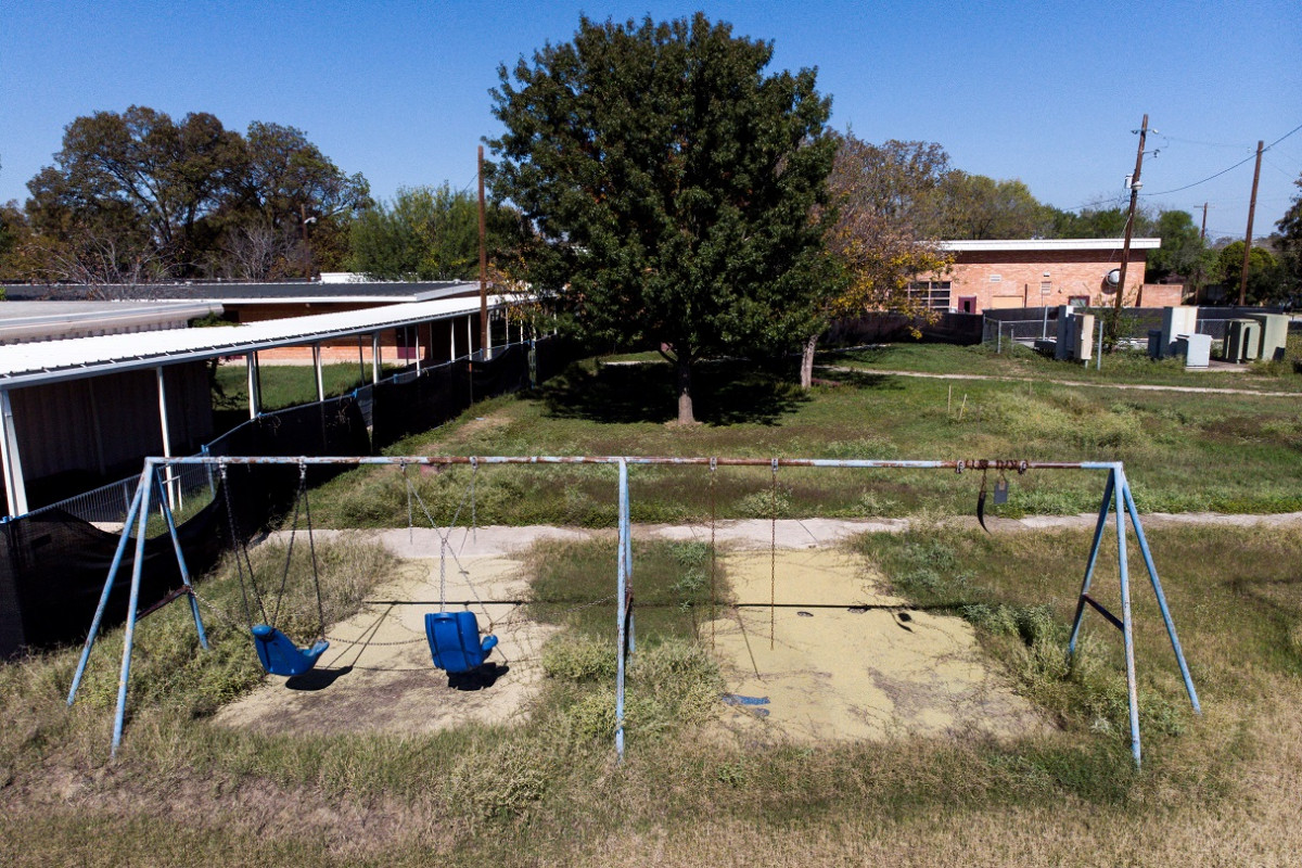 އެ ހަމަލާ ދިނީ 18 އަހަރުގެ ފިރިހެނެއް، އޭނާ ރޮބް އެލެމެންޓްރީ ސްކޫލަށް ވަދެފައިވަނީ ހޭންޑް ގަން އަކާއި ސެމީ އޮޓޮމެޓިކް ރައިފަލްއެއް ހިފައިގެން - ފޮޓޯ: ރޮއިޓަރސް