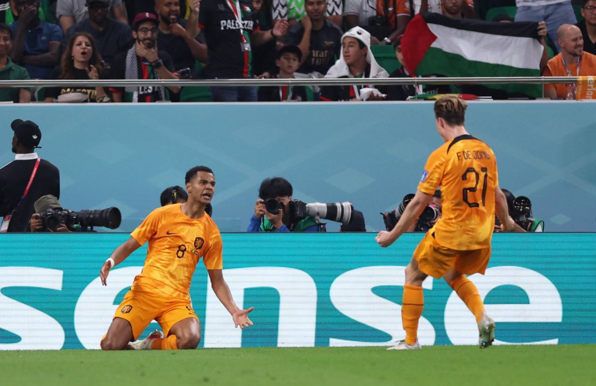 ނެދަލޭންޑްސް އަދި ސެނެގާލް ބައްދަލު ކުރި މެޗުގެ ތެރެއިން, ނެދަލޭންޑްސްގެ ދެ ފުރަތަމަ ލަނޑު ޖެހުމަށްފަހު އުފާ ފާޅު ކުރަނީ: ފޮޓޯ - ރޮއިޓާސް    