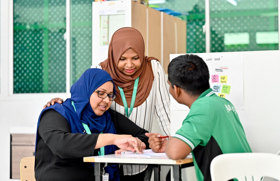 ސެން ޓީޗަރުންތަކެއް ކުއްޖަކަށް ކިޔަވައިދެނީ