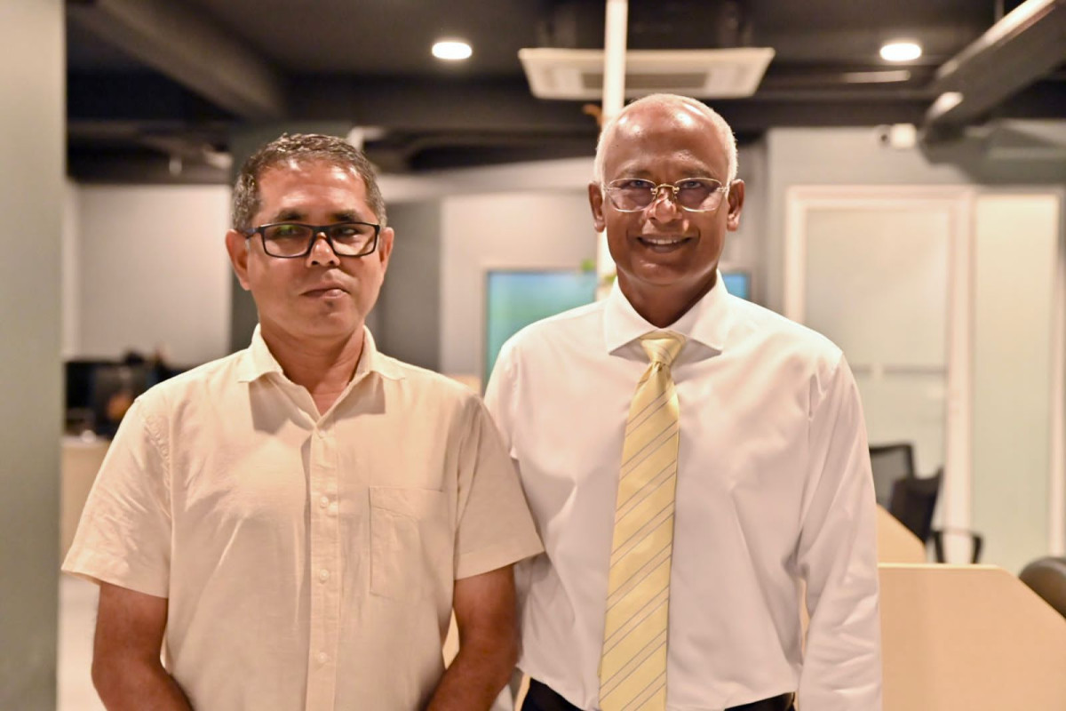 ރައީސުލްޖުމްހޫރިއްޔާ އިބްރާހިމް މުހައްމަދު ޞާލިހް އާއި ރާއްޖެޓީވީގެ ކޮންޓެންޓް ކުއަލިޓީ ކޮންޓްރޯލް މެނޭޖަރ އިލްޔާސް އަބްދުﷲ - ފޮޓޯ: ރައީސް އޮފީސް