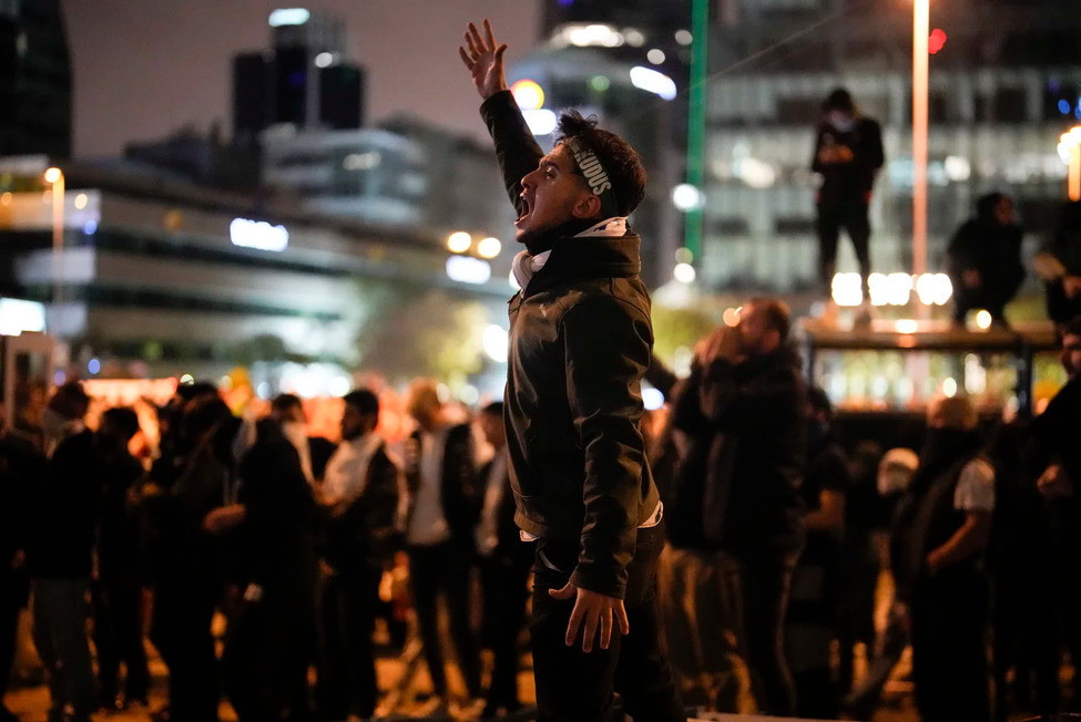 ތުރުކީގެ އިސްތަންބޫލްގައި ފަލަސްތީނާ އެއްބައިވަންތަކަން ދެއްކުމަށް އިޒްރޭލު ކޮންސިއުލޭޓް ބޭރުގައި ބޭއްވި މުޒާހަރާގެ ތެރެއިން ރަޔަޓް ފުލުހުންނާ މީހުން ކުރިމަތިލުން. --- ފޮޓޯ: އޭޕީ