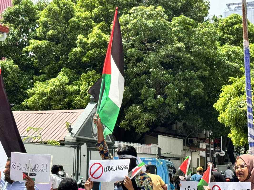 އިޒްރޭލް ޕާސްޕޯޓް މަނާކުރުމަށް ގޮވާލާ ކުރި މުޒާހަރާގެ ތެރެއިން - ކަމާއިބެހޭ އެއްވެސް ބޭފުޅަކު އެއްވުމުގެ ބައިވެރިންނާއި ބައްދަލުކޮށްފައެއް ނުވޭ - ފޮޓޯ: ޙުސައިން މަޚްތޫމް