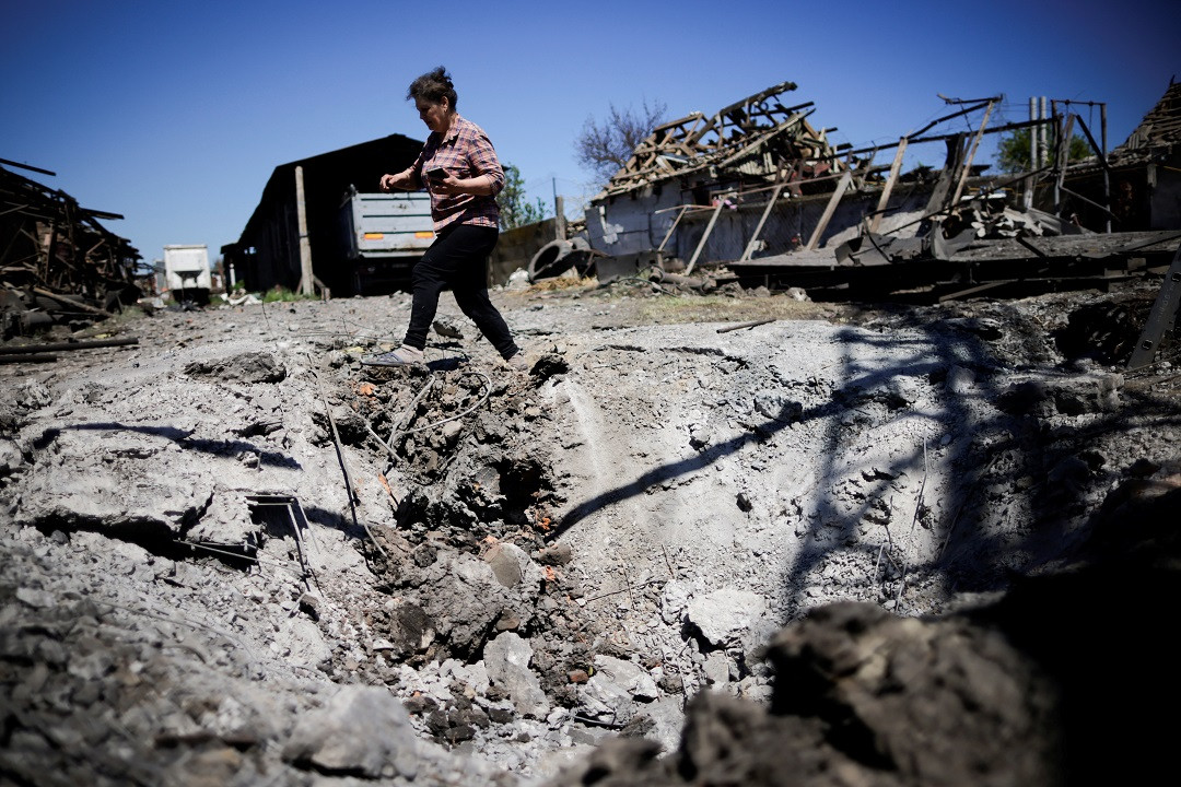 ރަޝިއާގެ މިސައިލް ހަމަލާއެއް އަމާޒުވެ ޔޫކްރެއިންގެ ދެކުނުގެ އަވަށަކަށް ވަނީ އެކިވަރުގެ ގެއްލުންތައް ލިބިފައި - ފޮޓޯ: ރޮއިޓަރސް