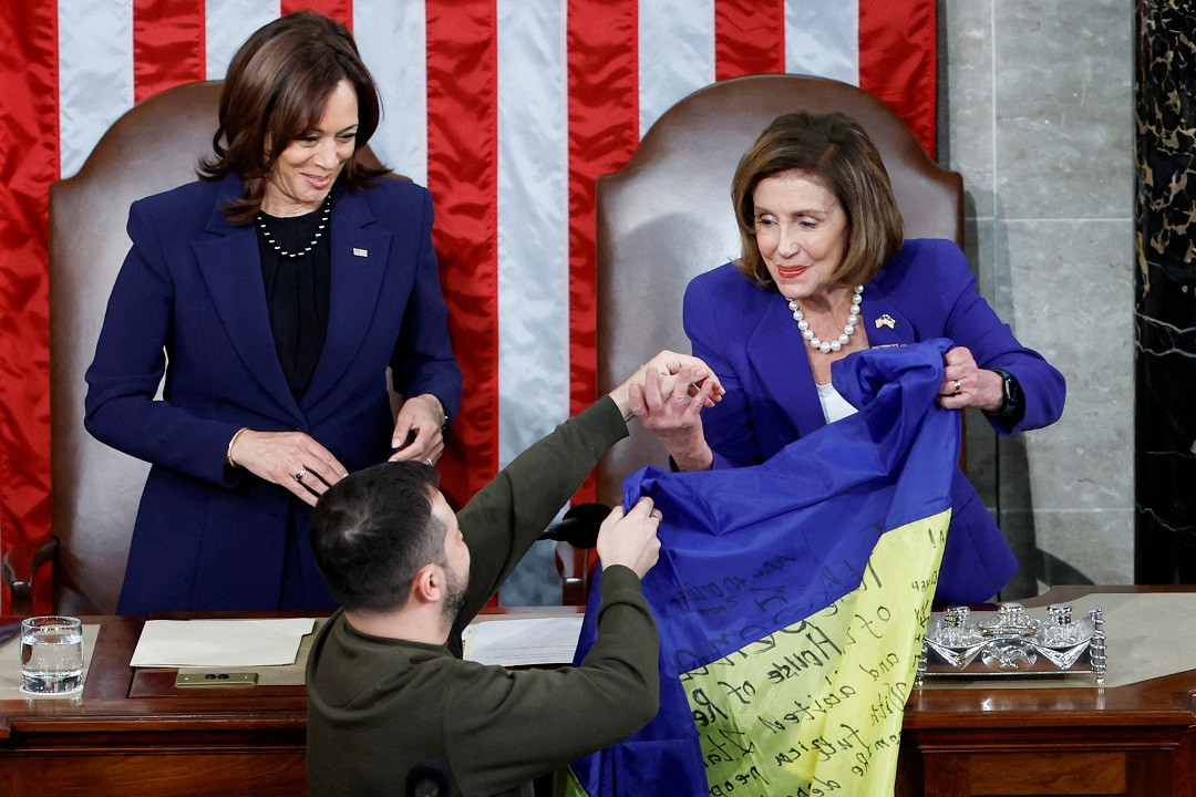 ޔޫކްރެއިންގެ ރައީސް ޒެލެންސްކީއާއި އެމެރިކާގެ ނައިބު ރައީސް ކަމަލާ ހެރިސް އަދި ހައުސް އޮފް ރިޕްރެޒެންޓޭޓިވްސްގެ ރައީސް ނޭންސީ ޕެލޯސީ - ފޮޓޯ: ރޮއިޓަރސް