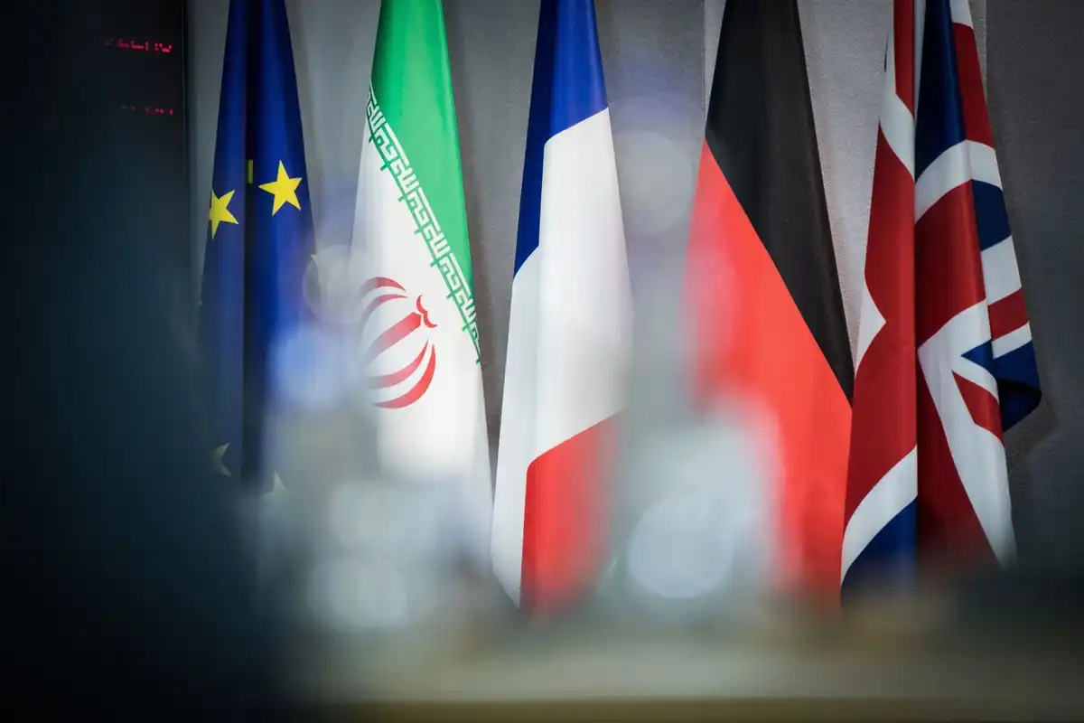 ބެލްޖިއަމްގެ ބްރަސަލްސްގައި 2018 ވަނަ އަހަރުގެ މޭ މަހުގެ 15 ވަނަ ދުވަހު ބޭއްވި ސިޔާސީ މަޝްވަރާތަކުގެ ކުރިން (ވާއަތުން ކަނާތަށް) ޔޫރަޕިއަން ޔޫނިއަން (އީޔޫ)، އީރާން، ފަރަންސޭސިވިލާތް، ޖަރުމަނުވިލާތް އަދި އިނގިރޭސިވިލާތުގެ ދިދަ ފެންނަ މަންޒަރެއް.