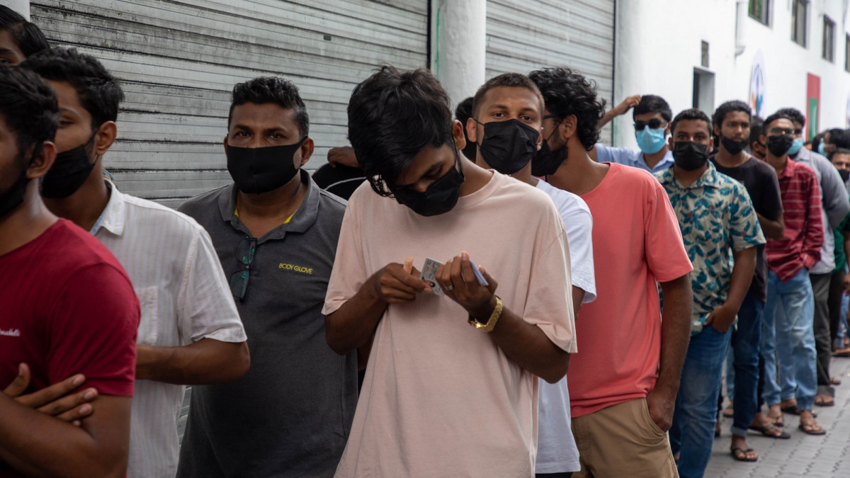 ރާއްޖެ އާއި ބަންގްލަދޭޝް ބައްދަލުކުރާ މެޗުގެ ޓިކެޓް ގަތުމަށް ކިއު ހަދާފައި ވަނިކޮށް