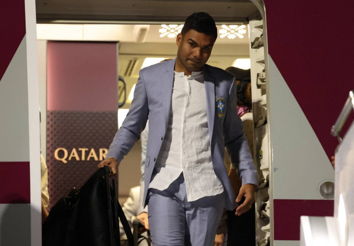 ބްރެޒިލް ޓީމުގެ މިޑްފީލްޑަރު ކަސެމީރޯ ފްލައިޓުން ފައިބަނީ: ފޮޓޯ - ރޮއިޓާސް