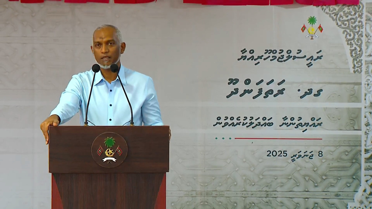 ރައީސް މުއިއްޒު ރަތަފަންދުއަށް ވަޑައިގެން ރައްޔިތުންނާ ބައްދަލުކުރައްވަނީ.