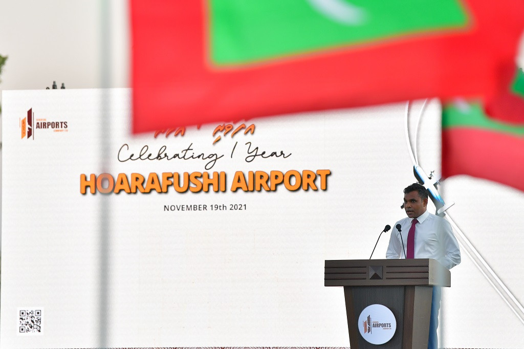 ހޯރަފުށީ އެއާރޕޯޓުގެ ފުރަތަމަ އަހަރީ ދުވަސް ފާހަގަކުރުމަށް ބޭއްވި ހަފްލާގައި ނައިބު ރައީސް ވާހަކަފުޅު ދައްކަވަނީ - އަރޕޯޓްފަދަ ތަންތަނަކީ ޚިދުމަތް ހޯދަން އެކި ހިސާބުތަކުން މީހުން އަންނަ ތަންތަންކަން ފާހަގަ ކުރައްވައި ޚިދުމަތް ހޯދަން އަންނަ ފަރާތްތަކަށް ޚިދުމަތް ހޯދުމުގައި ކަންކަން ލުއި ފަސޭހަ ކޮށްދިނުމަށް މަސައްކަތް ކޮށްދެއްވުމަށް ނައިބު ރައީސް ވަނީ އެދިވަޑައިގެންފައި - ފޮޓޯ: ރައީސް އޮފީސް