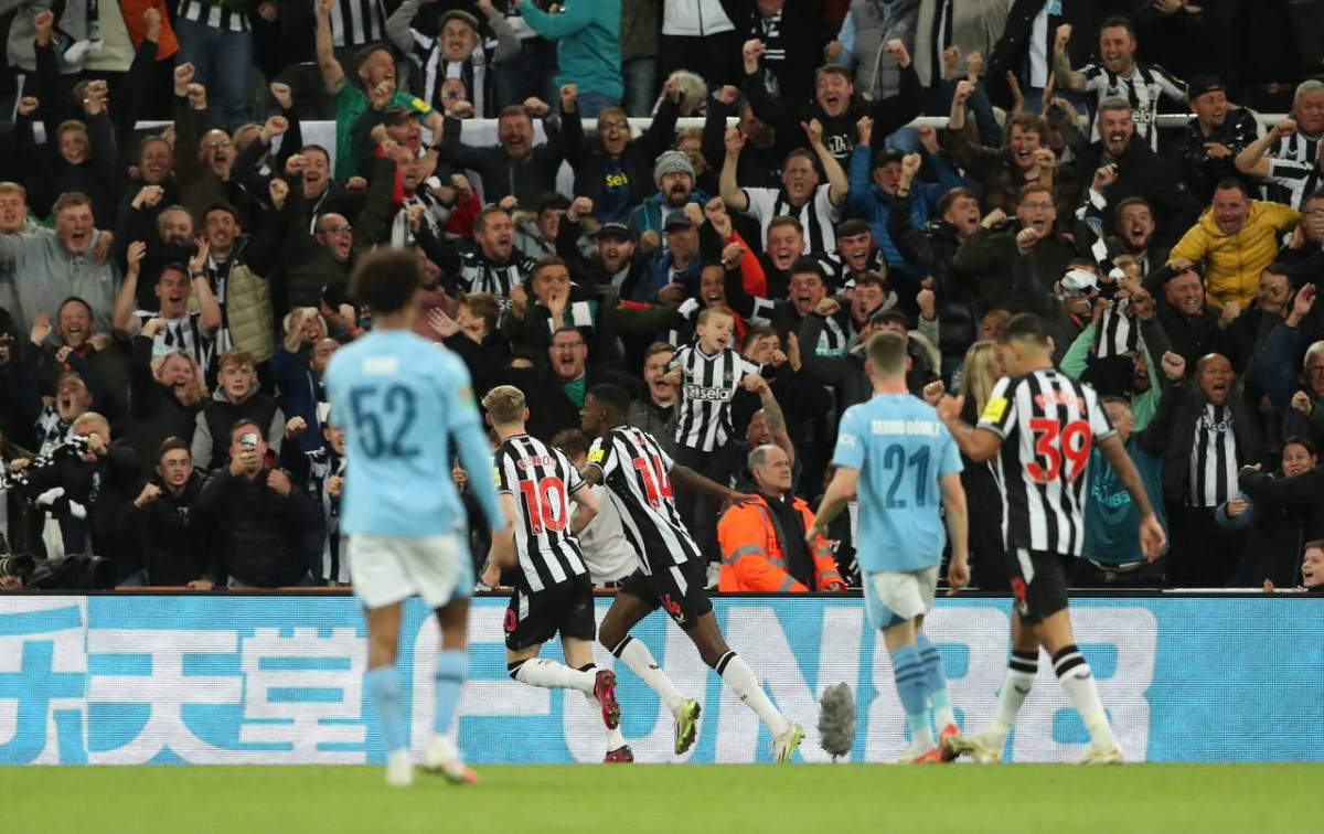 ސިޓީ ކޮޅަށް ލަނޑު ޖެހުމަށްފަހު އިސާކް އުފާ ފާޅު ކުރަނީ