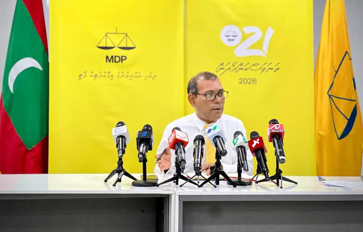އާދިއްތަ ދުވަހުގެ ނޫސްވެރިންގެ ބައްދަލުވުމުގައި އެމްޑީޕީ ގެ ޗެއަރޕާސަން، ކުރީގެ ރައީސް މުހައްމަދު ނަޝީދު.