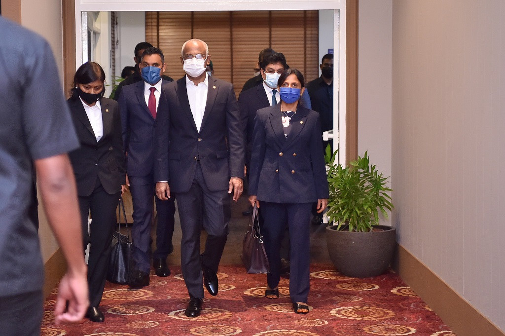 އދ.ގެ ޢާންމު މަޖިލީހުގެ 76 ވަނަ ސެޝަނުގައި ބައިވެރިވެވަޑައިގެންނެވުމަށް އެމެރިކާގެ ނިއުޔޯކަށް ފުރާވަޑައިގަތުމަށް ރައީސް ސޯލިހު އެއަރޕޯޓުގައި - ރައީސް ސޯލިހު ތަޤްރީރުކުރެއްވުމަށް ހަމަޖެހިފައި ވަނީ 21 ސެޕްޓެމްބަރުވާ އަންގާރަ ދުވަހު - ފޮޓޯ: ރައީސް އޮފީސް