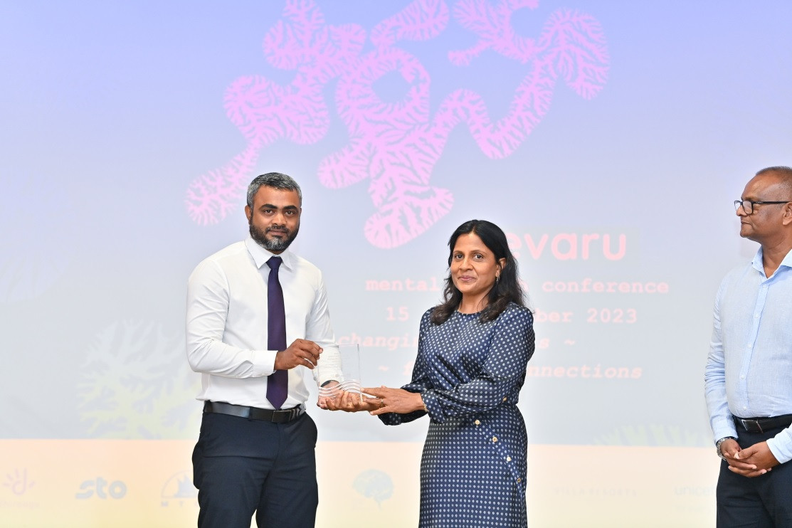 ރައީސުލްޖުމްހޫރިއްޔާގެ އަނބިކަނބަލުން ފަޒްނާ އަހުމަދު، އޮއިވަރު މެންޓަލް ހެލްތު ކޮންފަރެންސް ހުޅުވުމުގެ ރަސްމިއްޔާތުގެ ބައިވެރިއަކާއެކު - ފޮޓޯ: ރައީސް އޮފީސް