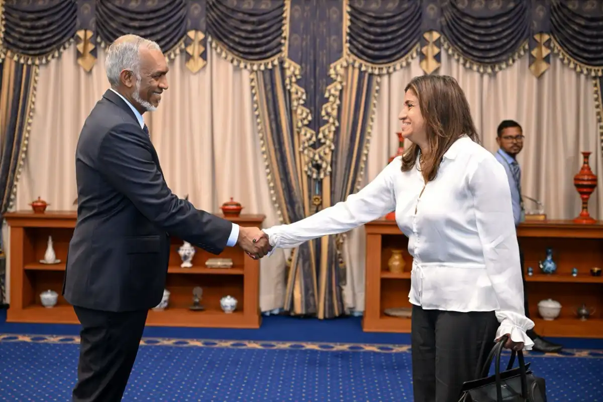 ޑިވެލޮޕްމަންޓް ބޭންކް އޮފް މޯލްޑިވްސް ލިމިޓެޑް (ޑީބީއެމް) ގެ ޗެއަރޕާސަންގެ މަގާމުގައި ހުންނެވި އަރޫނީ ގޫނަތިލަކަ. އޭނާ މަގާމުން އިސްތިއުފާ ދެއްވީ މިދިޔަ ބުދަ ދުވަހު.