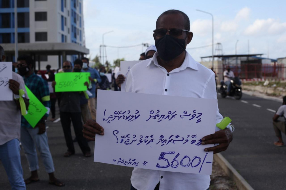 ހިޔާ ފްލެޓު ލިބުނު މީހުންގެ ކަންބޮޑުވުންތައް ހިއްސާކުރުމަށް ހިޔާ ޔޫނިއަނުން ބޭއްވި މުޒާހަރާގެ ތެރެއިން - މި އެއްވުމުގައި ފްލެޓުތަކުގެ ކުލި ކުޑަކުރުމާއި، ގްރޭސް ޕީރިއަޑުގެ ގޮތުގައި ދޭ މުއްދަތު އިތުރުކޮށްދިނުމަށް ގޮވާލާ ލިޔުންތައް ހިމެނޭ ޕޯސްޓަރުތައް ހިފައިގެން އަޑު އުފުލާފައިވޭ - ފޮޓޯ: ރާއްޖެއެމްވީ 