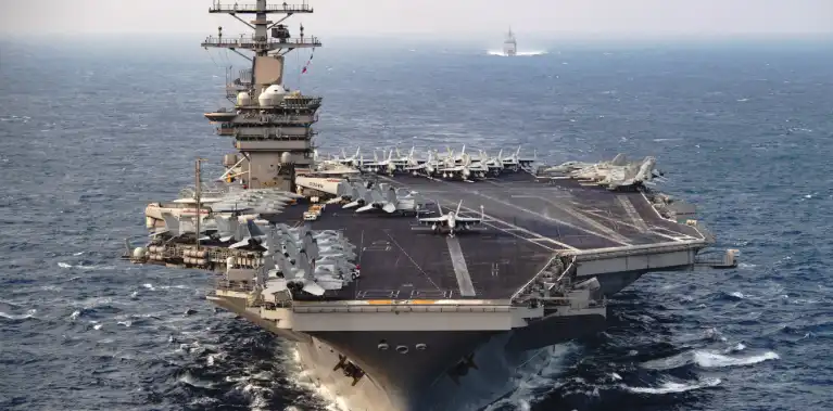 ޔޫއެސްއެސް އަބްރަހަމް ލިންކަން ކެރިއާ ސްޓްރައިކް ގްރޫޕް ޕާޝިއަން ގަލްފް އާ ދިމާލަށް ދަތުރު ކުރަނީ.