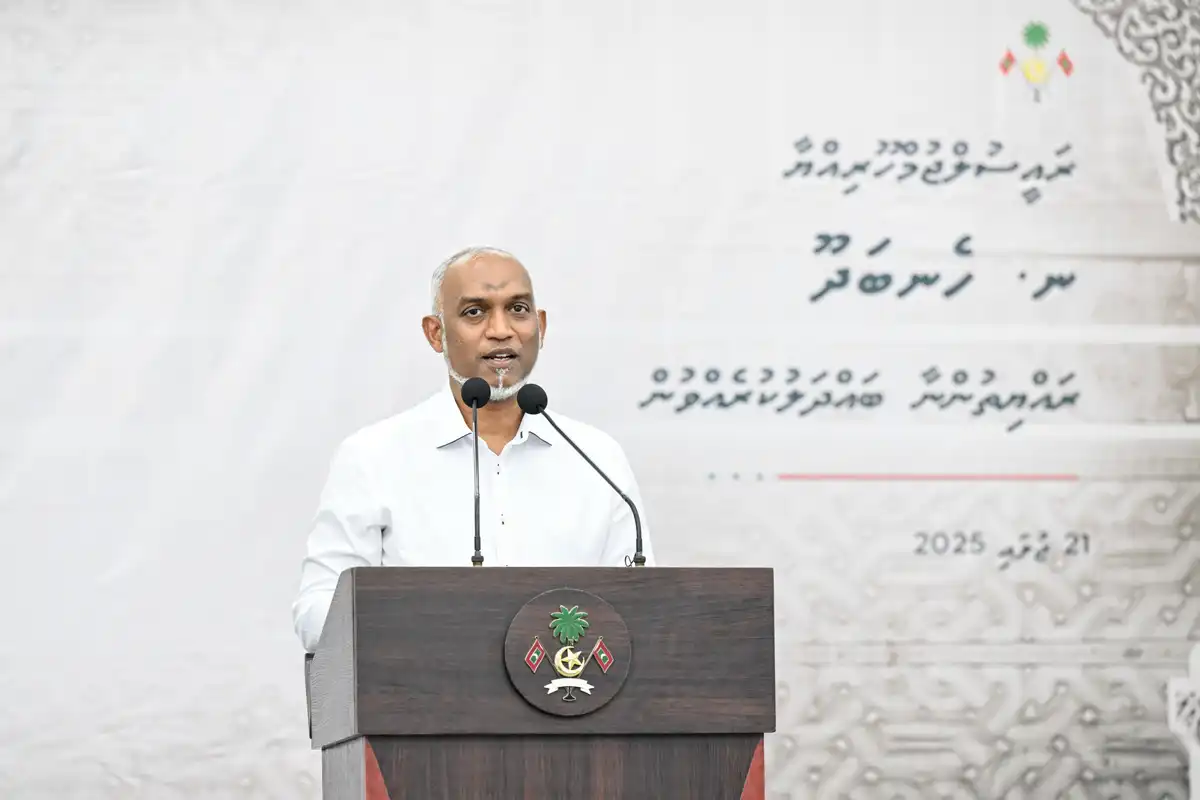 21 ޖުލައި 2025 ގައި ރައީސް މުއިއްޒު ނ. ހެނބަދޫ ރައްޔިތުންނާ އެކު ބޭއްވި ބައްދަލުވުމުގެ ތެރެއިން: މި ބައްދަލުވުމުގައި ރައީސް މުއިއްޒު ވަނީ ހެނބަދޫ ބިންހިއްކުމުގެ ޢަމަލީ މަސައްކަތް 2025 ވަނަ އަހަރު ފެށޭނެކަމުގެ ޔަޤީންކަން ދެއްވާފަ.
