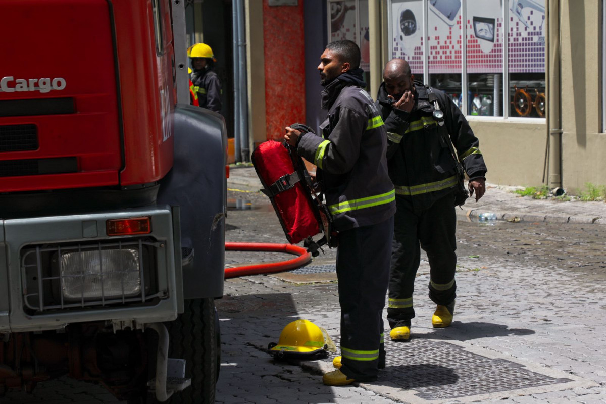 ގ. ތުނޑި އިމާރާތުގެ 4 ވަނަ ފަންގިފިލާގައި އަލިފާން ރޯވުން - އަލިފާން ނިއްވުމުގެ މަސައްކަތުގައި އެމްއެންޑީއެފްގެ ފަޔަރ އެންޑް ރެސްކިއު ޓީމުން ހަރަކާތްތެރިވަނީ - ފޮޓޯ: މުހައްމަދު އަނިލް