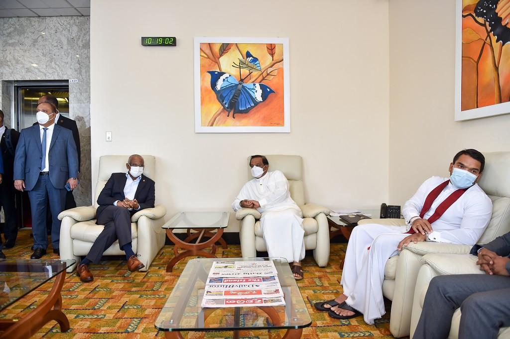 "ޕްރައިމް މިނިސްޓަރ މަހިންދަ ރާޖަޕަކްސަ ޓްރޮފީ 2021" ފުޓްބޯޅަ މުބާރާތަށް ރައީސުލްޖުމްހޫރިއްޔާގެ ދެކަނބަލުން ސްރީލަންކާއަށް ވަޑައިގެންނެވުން - ފޮޓޯ: ރައީސް އޮފީސް