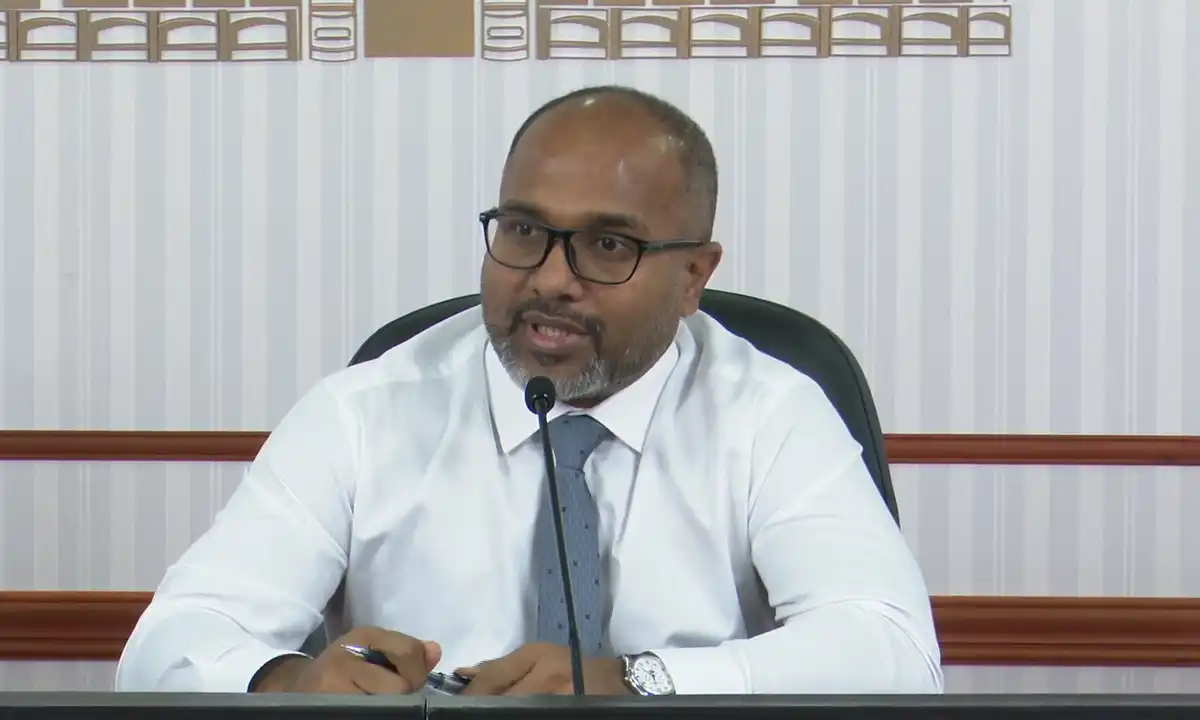 ހޯމް މިނިސަޓަރު އަލީ އިހުސާނު ހޯމަ ދުވަހު ބޭއްވި ނޫސްވެރިންގެ ބައްދަލުވުމުގައި ވަހަކަ ދައްކަވަނީ