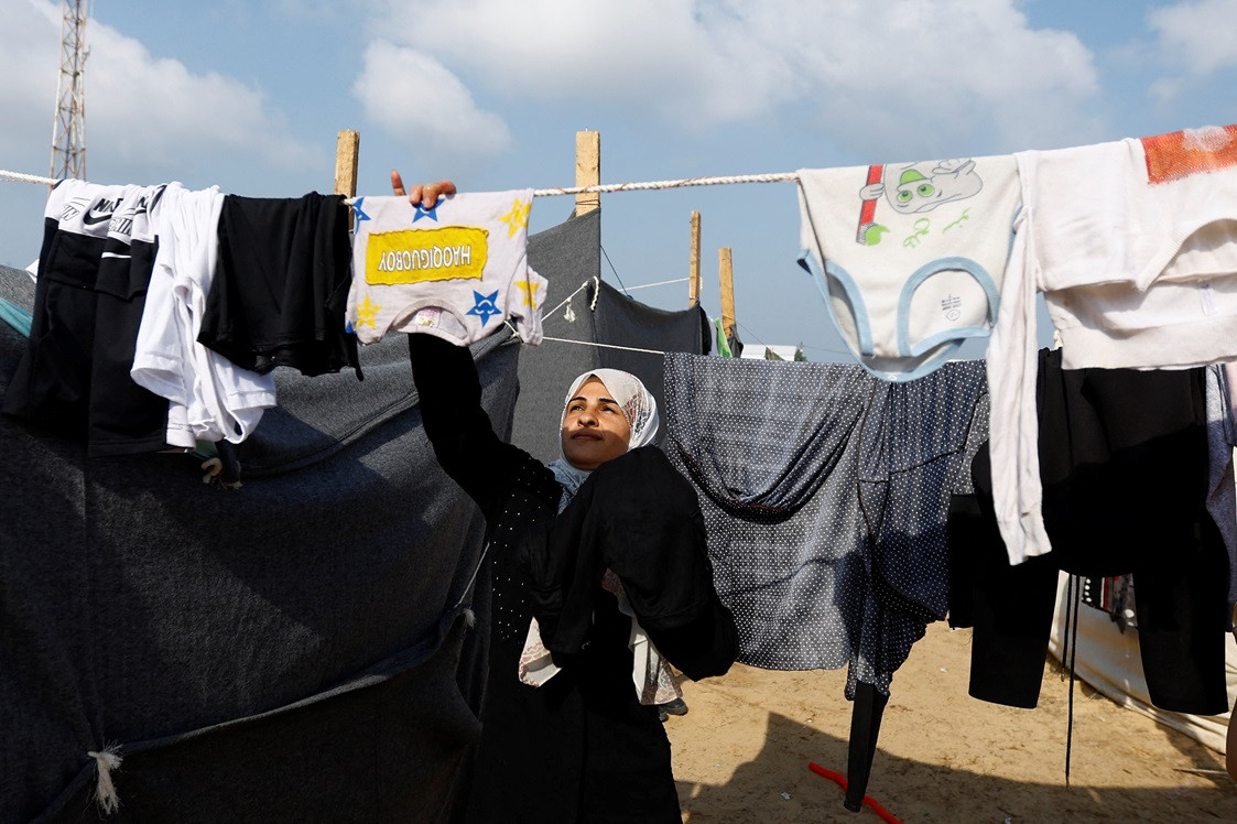 އިސްރާއީލުގެ ހަމަލާތަކާ ގުޅިގެން ގެދޮރު ދޫކޮށް ދާންޖެހުނު ފަލަސްތީނުގެ މީހަކު އަންނައުނު ހިއްކަން އަޅުވަނީ - ފޮޓޯ: ރޮއިޓާސް