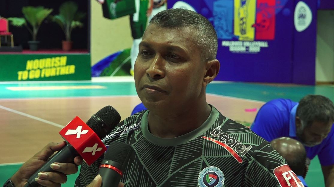 ޕޮލިސް ޓީމުގެ ކޯޗު ފައްލޯ