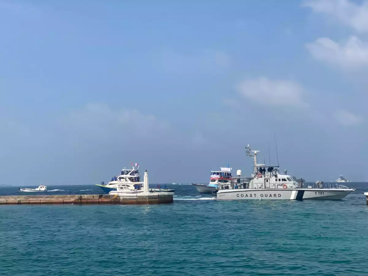 އިހުތިޖާޖުގެ ބައިވެރިން ނެރު ކައިރީގައި، ކޯސްޓް ގާޑުން ވަނީ 1 ނަންބަރު ޖެޓީ އަދި ރަސްމީ ފާލަން ބަންދު ކޮށްފަ