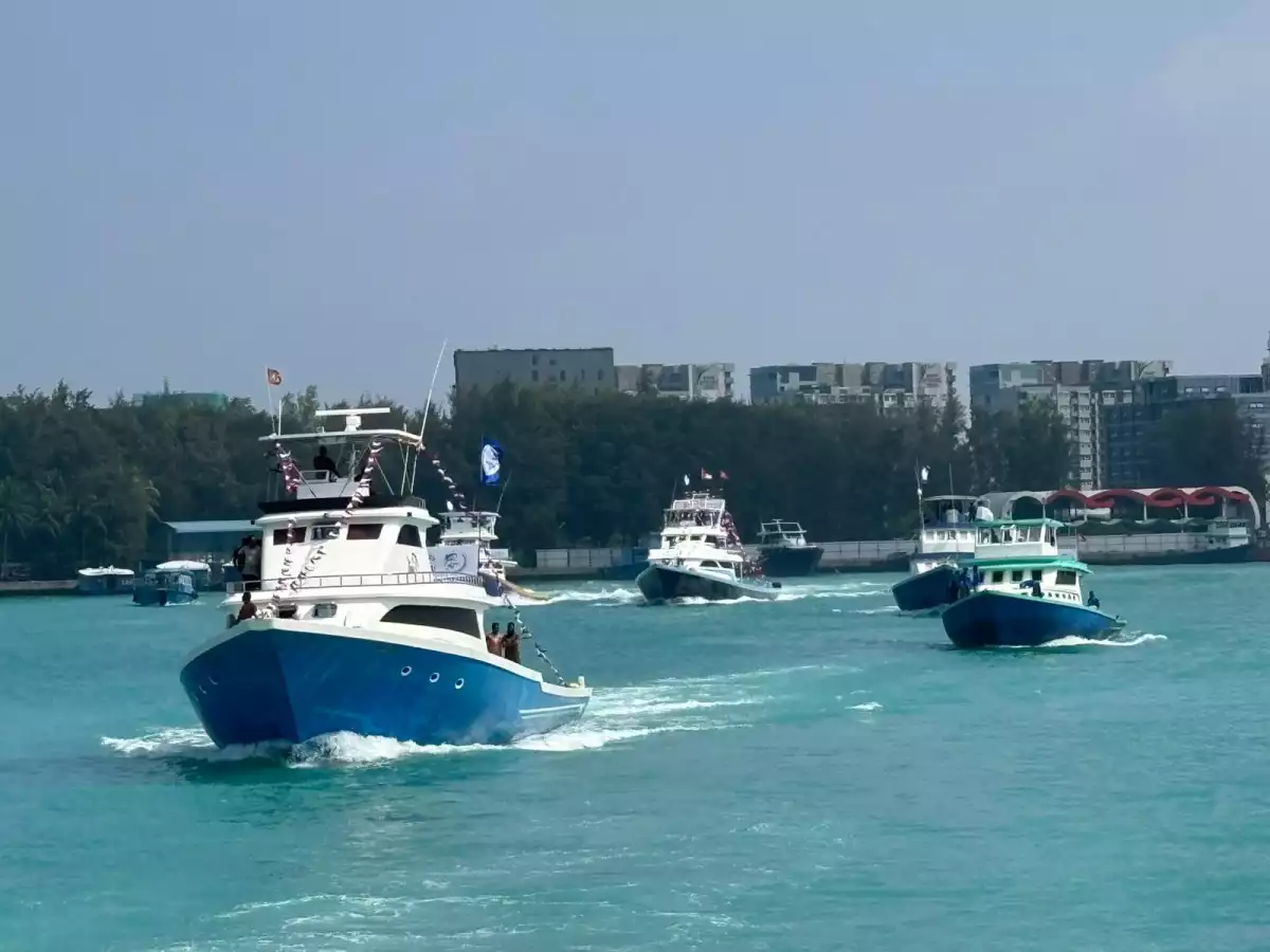 ސަރުކާރުން ވައުދު ނުފުއްދާތީ ބޮޑު ކަންނެލި މަސްވެެރިންގެ ޔޫނިއަނުން ކުރިއަށް ގެންދާ އިހުތިޖާޖުގެ ބައިވެރިން ހުޅުމާލެ އިން މާލެ އަށް ދަތުރު ކުރަނީ - 10 ޑިސެމްބަރު 2025