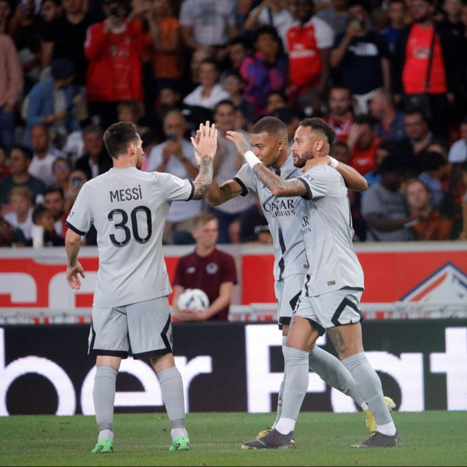 ޕީއެސްޖީން ކުޅުނު މެޗުގައި މެސީ، އެމްބާޕޭ އަދި ނޭމާ