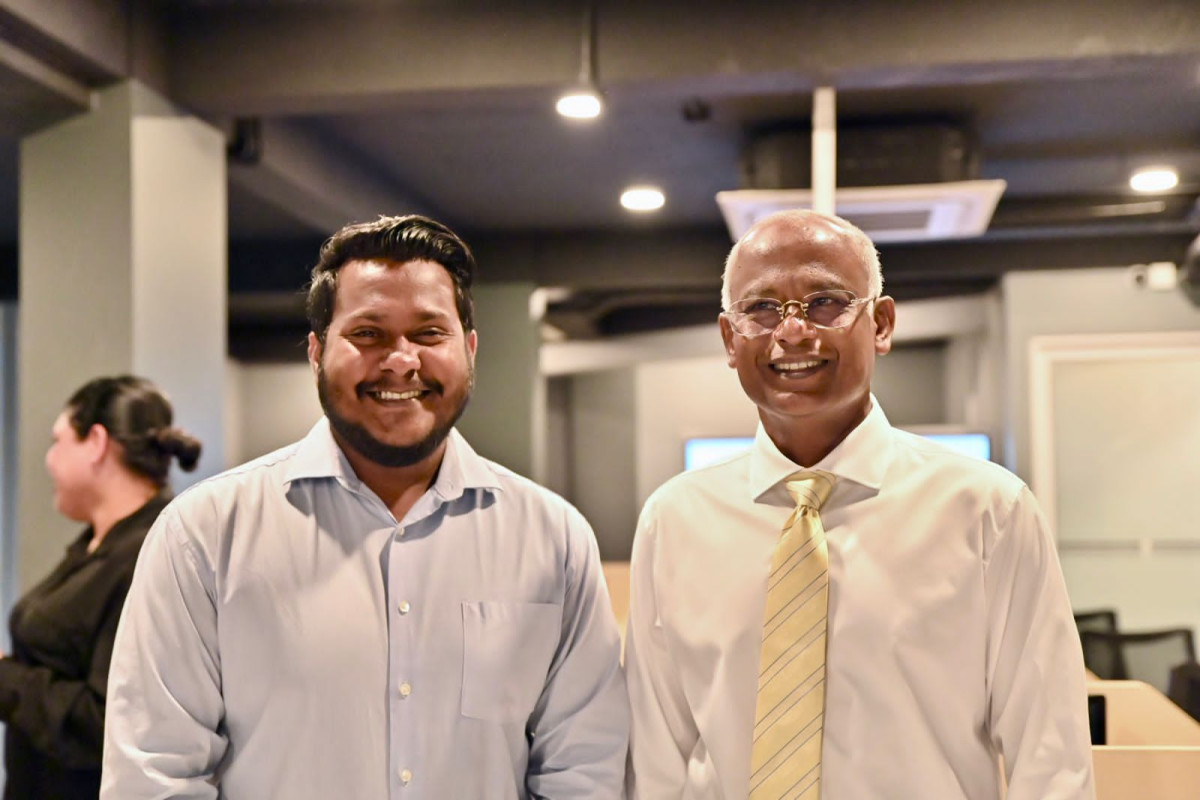 ރައީސުލްޖުމްހޫރިއްޔާ އިބްރާހިމް މުހައްމަދު ޞާލިހް އާއި ރާއްޖެޓީވީގެ ޑެޕިއުޓީ ނިއުސް އެޑިޓަރ ހުސައިން މަޙްތޫމް - ފޮޓޯ: ރައީސް އޮފީސް