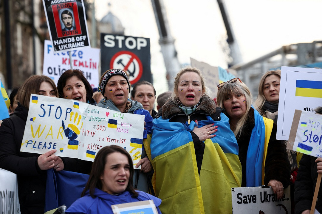 ރަޝިއާއިން ޔޫކްރެއިން އަށް ދެމުންދާ ހަމަލާތައް ހުއްޓުވުމަށް ގޮވާލާ ކުރެވުނު މުޒާހަރާއެއްގެ ތެރެއިން - ފޮޓޯ: ރޮއިޓަރސް