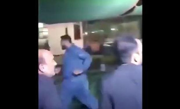 ރޮއިޓާސް ނިއުސް އެޖެންސީއަށް ލިބިފައިވާ އަދި ވެރިފައި ކުރެވިފައިވާ ވީޑިއޯއަކުން ފެންނަ ގޮތުގައި އޮމާންގެ އިމާމް ބަރްގާހް އަލީ ބިން އަބޫ ތާލިބް މިސްކިތުގައި ބަޑިޖެހި ވަގުތު މީހުން ދުވަމުން ދިޔަތަން