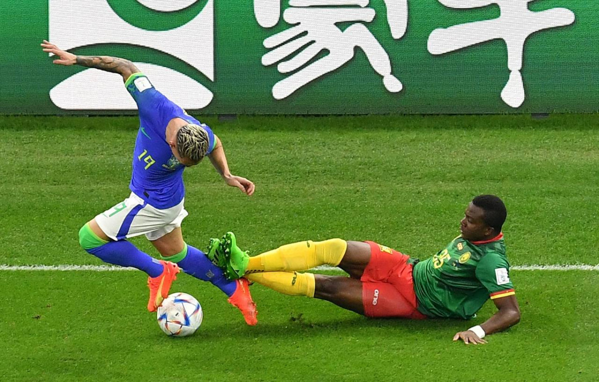 ކެމަރޫން އަދި ބްރެޒިލް ކުޅުނު މެޗުގެ ތެރެއިން - ފޮޓޯ: ރޮއިޓާސް