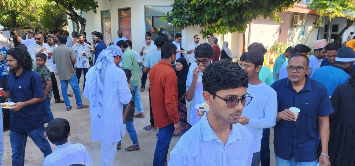 އަޟްހާ ޢީދު 1445 - ބ. ކަމަދޫ ރައްޔިތުން އަޟްހާ ޢީދުގެ އުފަލުގައި ބާއްވަމުންދާ ހަރަކާތްތަކުގެ ތެރެއިން ޢީދު ދުވަހުގެ ހެނދުނު ބޭއްވި ސައިގައި ރަށުގެ ގިނަ ރައްޔިތުންނާއި ރަށަށް ޒިޔާރަތްކުރި މީހުން ވެސް ވަނީ ބައިވެރިވެފައި - ފޮޓޯ: ކަމަދޫ އީދު 1445 / ފޭސްބުކް