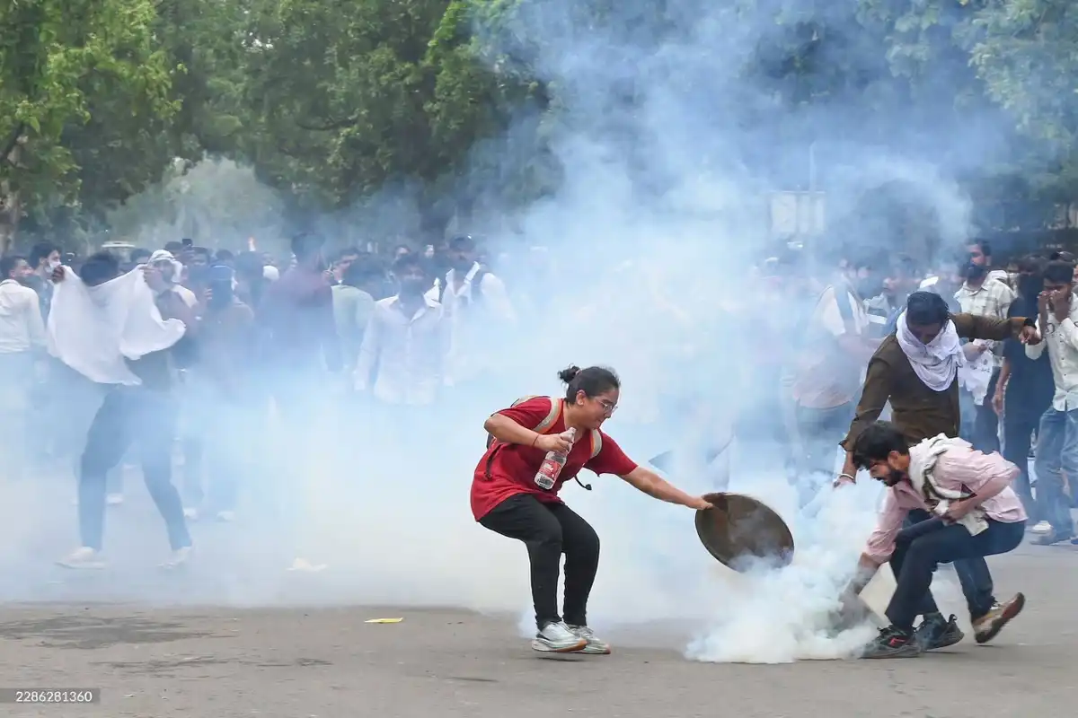 ދިއްލީ ފުލުހުން ކޮކްރޯޗް ޖަންތާ ޕާޓީ (ސީ.ޖޭ.ޕީ) ގެ ސަޕޯޓަރުން ރޫޅާލުމަށްޓަކައި ޖެހި ކަރުނަގޭސް އުންޑަތައް ހުއްޓުވުމަށް، އެ ޕާޓީގެ މުޒާހަރާގެ ބައިވެރިއަކު ތަވައަކާއި ތެތް ފޮތިގަނޑެއް ބޭނުންކުރަނީ