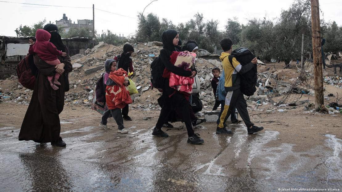 ރަފަޙްގައި ރައްކާތެރިކަން ހޯދަމުންދިޔަ ޣައްޒާގެ ރައްޔިތުން ފުރާނަ ސަލާމަތްކުރުމަށް މަސައްކަތްކުރަނީ -- ފޮޓޯ: ޑީޑަބްލިއު