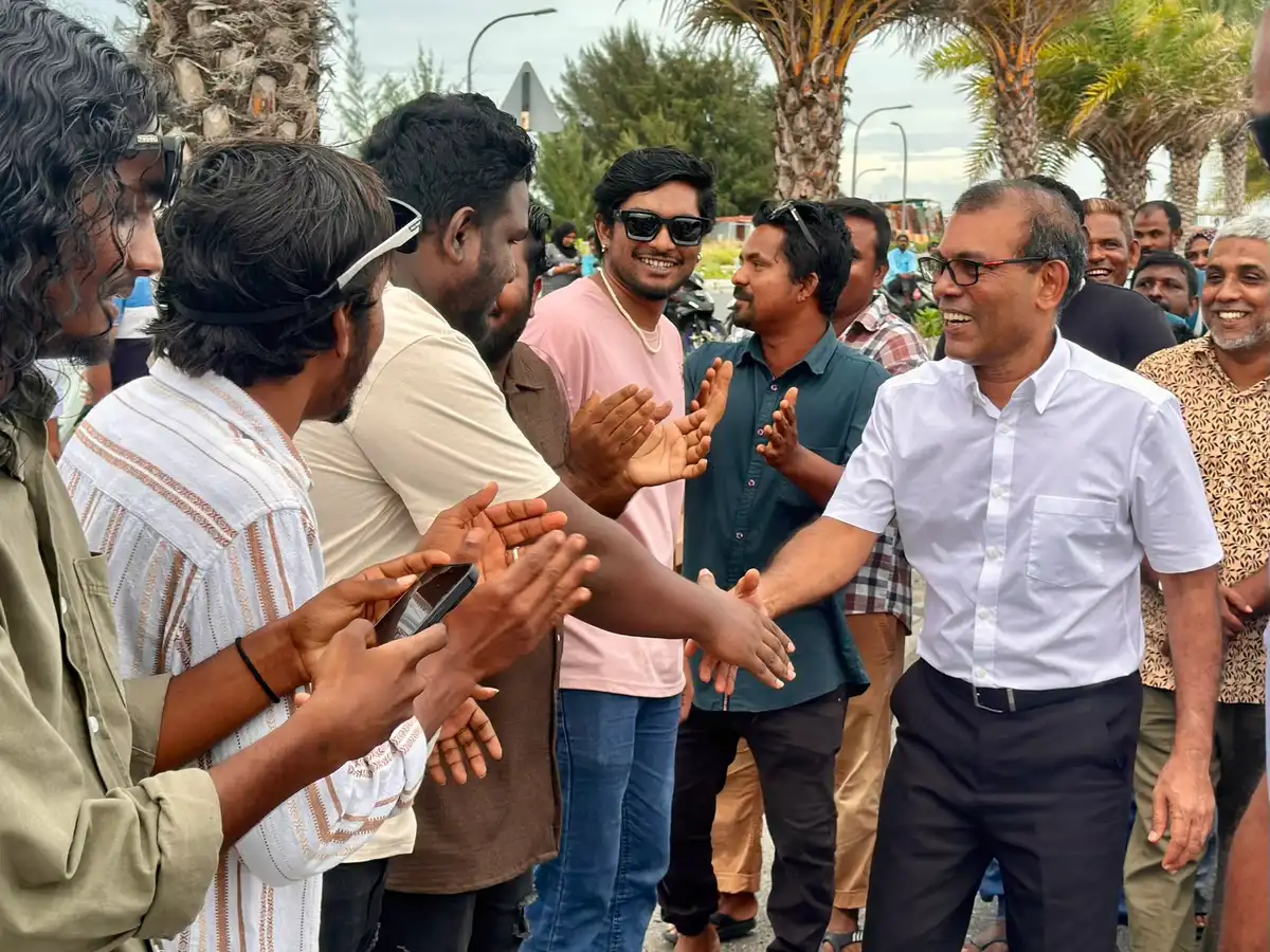 ރ.ދުވާފަރުން ކުރީގެ ރައީސް މުހައްމަދު ނަޝީދު ވަޑައިގެންނެވުމުން އެރަށުގެ ރައްޔިތުން ވަނީ އެމަނިކުފާނަށް ހޫނު މަރުހަބާއެއް ދަންނަވާފައި.