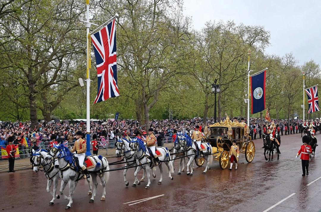 ރަސްގެފާނު ޗާލްސް ތިންވަނަ ތަޚުތުގައި ވެޑުވުމުގެ ރަސްމިއްޔާތު ވެގެންގޮސްފައިވަނީ ދެގަޑިއިރަށްވުރެ ދިގު ރަސްމިއްޔާތަކަށް - ފޮޓޯ: ރޮއިޓަރސް